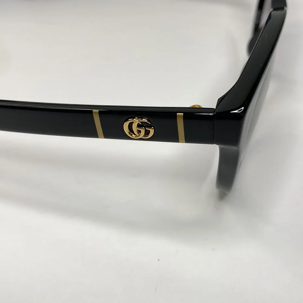 GUCCI GG0631S 001 round sunglass comes black frame with grey gradient lenses.